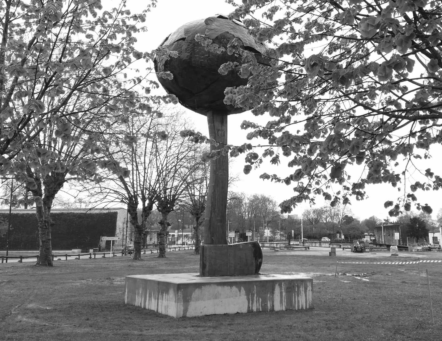 Monumento 'Arbolaren egia' (La verdad del árbol), que muestra un hacha invertida de cuyo mango aflora la copa de un árbol, que recuerda el desarme de ETA producido en Bayona (Francia).