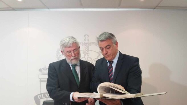 El director del Centro Memorial, Florencio Domínguez, y el delegado del Gobierno en Euskadi, Javier De Andrés, observan parte del material entregado hoy.