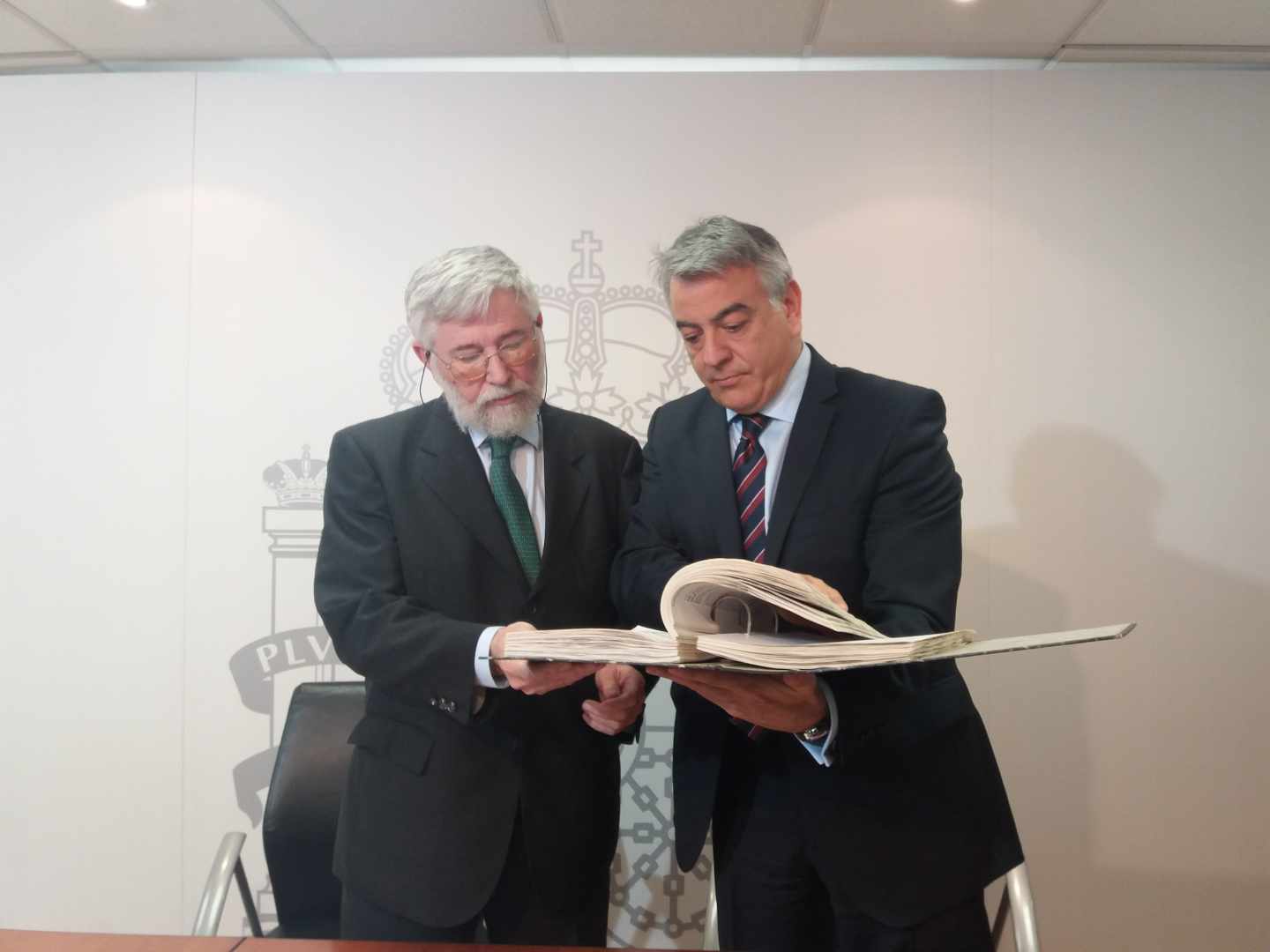 El director del Centro Memorial, Florencio Domínguez, y el delegado del Gobierno en Euskadi, Javier De Andrés, observan parte del material entregado hoy.