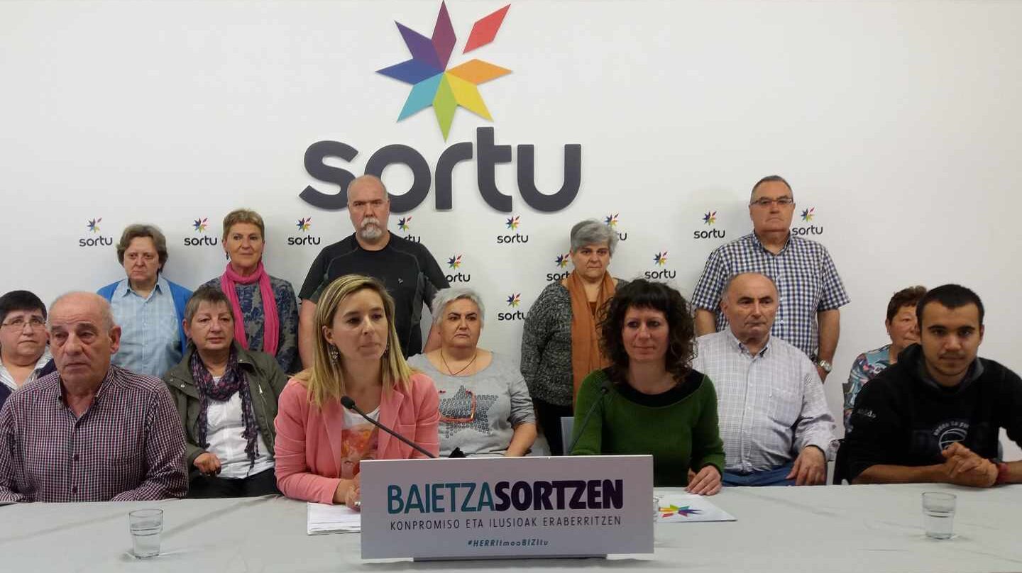 Familiares de presos de ETA fallecidos durante la comparecencia celebrada en Bilbao.