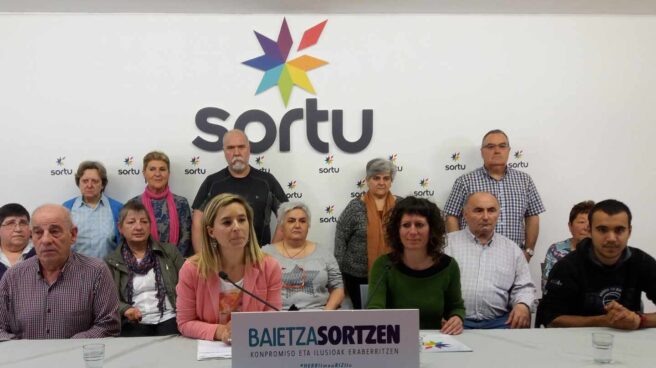 Familiares de presos de ETA fallecidos durante la comparecencia celebrada en Bilbao.