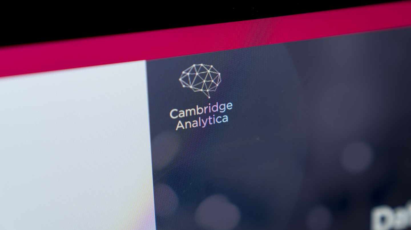 Cambridge Analytica echa el cierre tras el escándalo de los datos de Facebook.