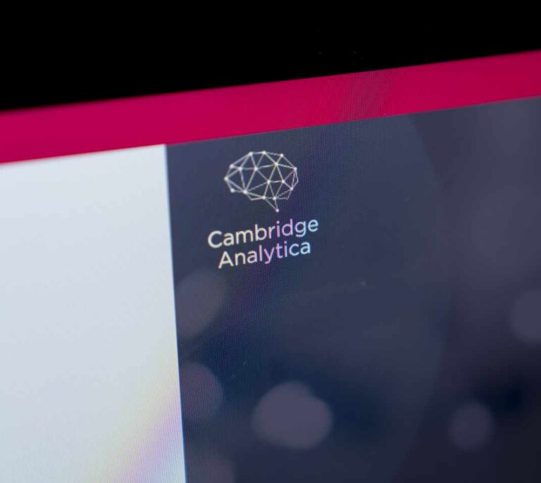 Cambridge Analytica cierra tras el escándalo de la filtración de datos de Facebook
