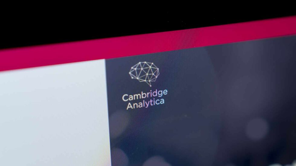 Cambridge Analytica echa el cierre tras el escándalo de los datos de Facebook.