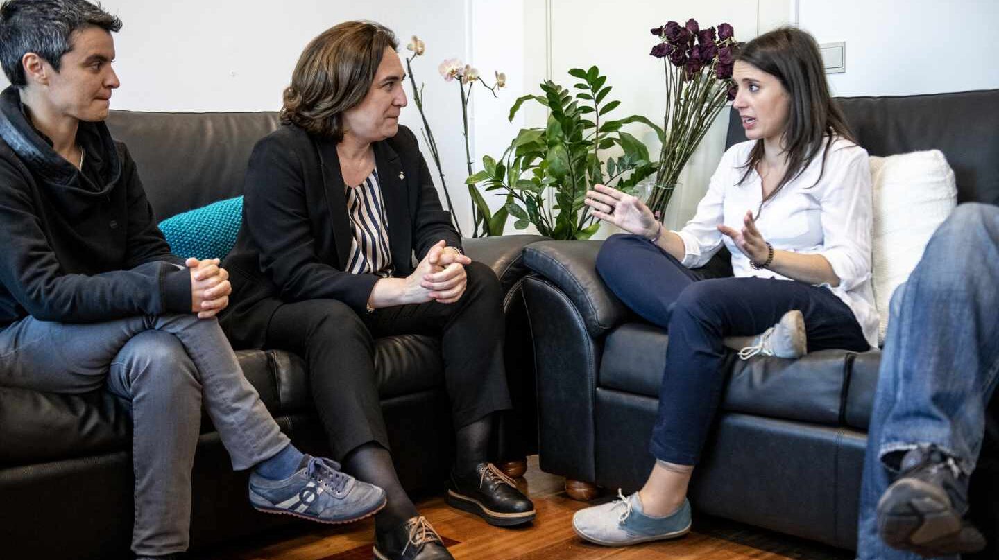 La alcaldesa de Barcelona, Ada Colay, y la portavoz parlamentaria de Unidos Podemos, Irene Montero.