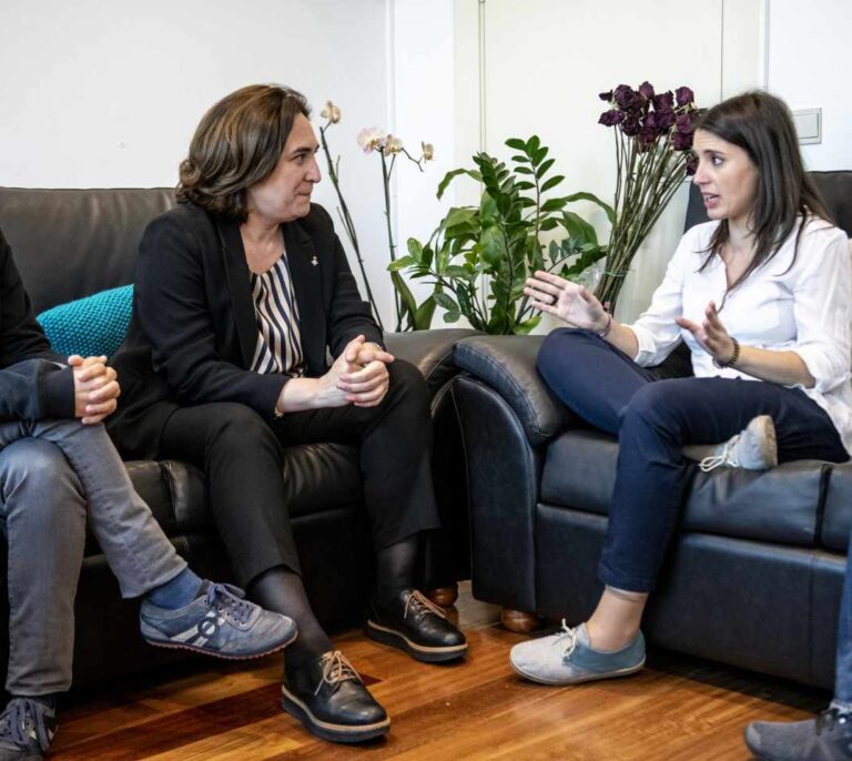 Montero, con Colau el día que firmó su hipoteca: "Que podamos vivir en nuestros barrios"