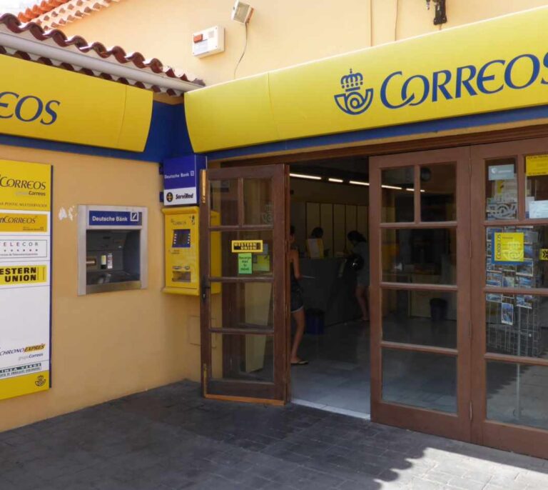 Las ofertas de trabajo para los parados mayores de 45 años: vigilante, cartero o taxista