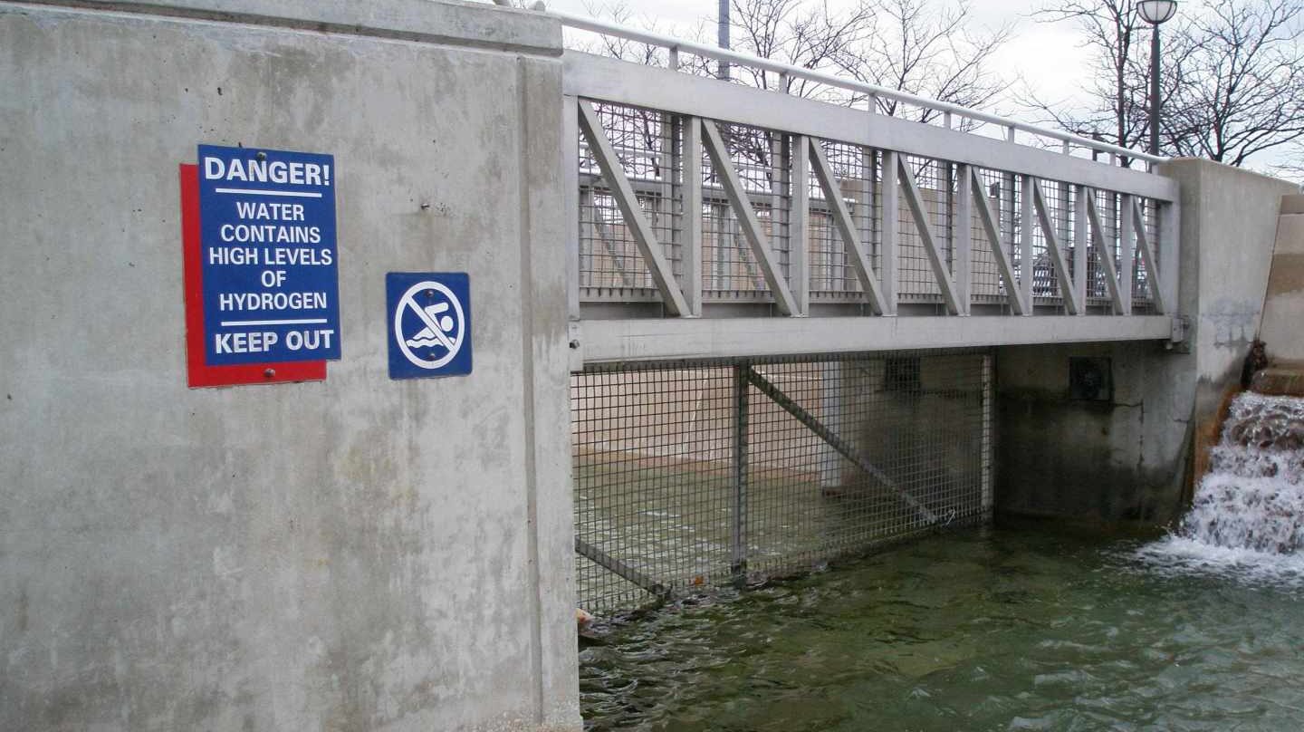 El cartel que advertía del "alto nivel de hidrógeno en el agua" que consiguió apartar a los bañistas, al menos por un tiempo.