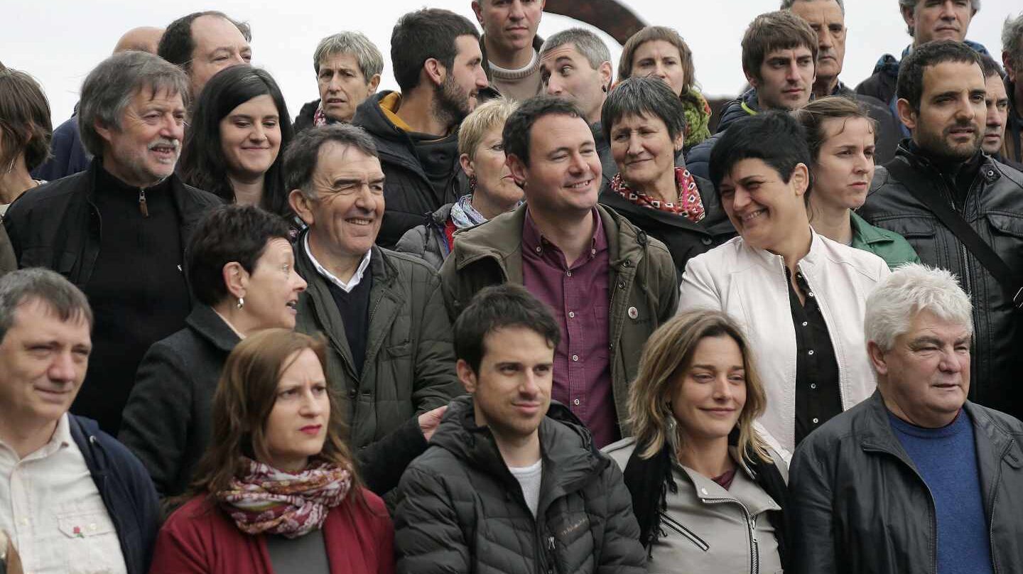 Dirigentes de la izquierda abertzale y ex presos de ETA durante un acto celebrado en San Sebastián tras la disolución de la banda terrorista.