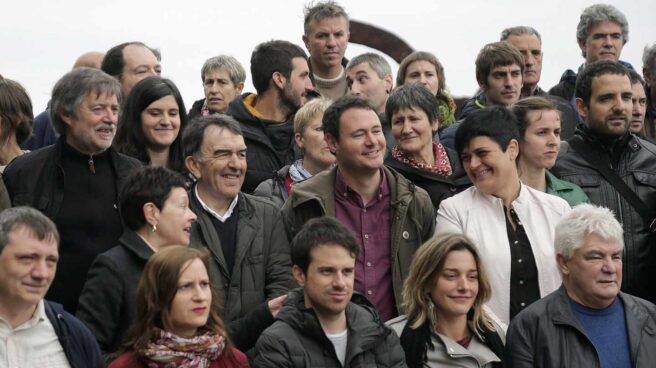 Dirigentes de la izquierda abertzale y ex presos de ETA durante un acto celebrado en San Sebastián tras la disolución de la banda terrorista.