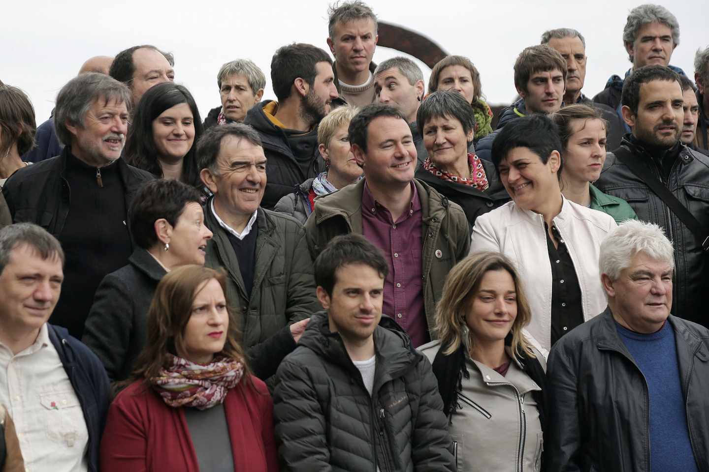 Dirigentes de la izquierda abertzale y ex presos de ETA durante un acto celebrado en San Sebastián tras la disolución de la banda terrorista.