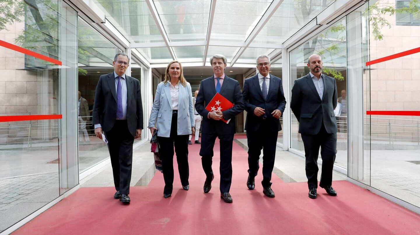 Garrido junto a Ossorio (i), la consejera Rosalia Gonzalo (2i), el consejero Carlos Izquierdo (2d) y Pedro Rollán