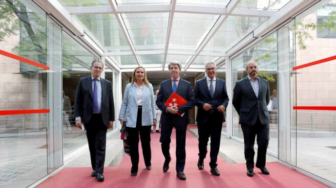 Garrido Garrido junto a Ossorio (i), la consejera Rosalia Gonzalo (2i), el consejero Carlos Izquierdo (2d) y Pedro Rollán