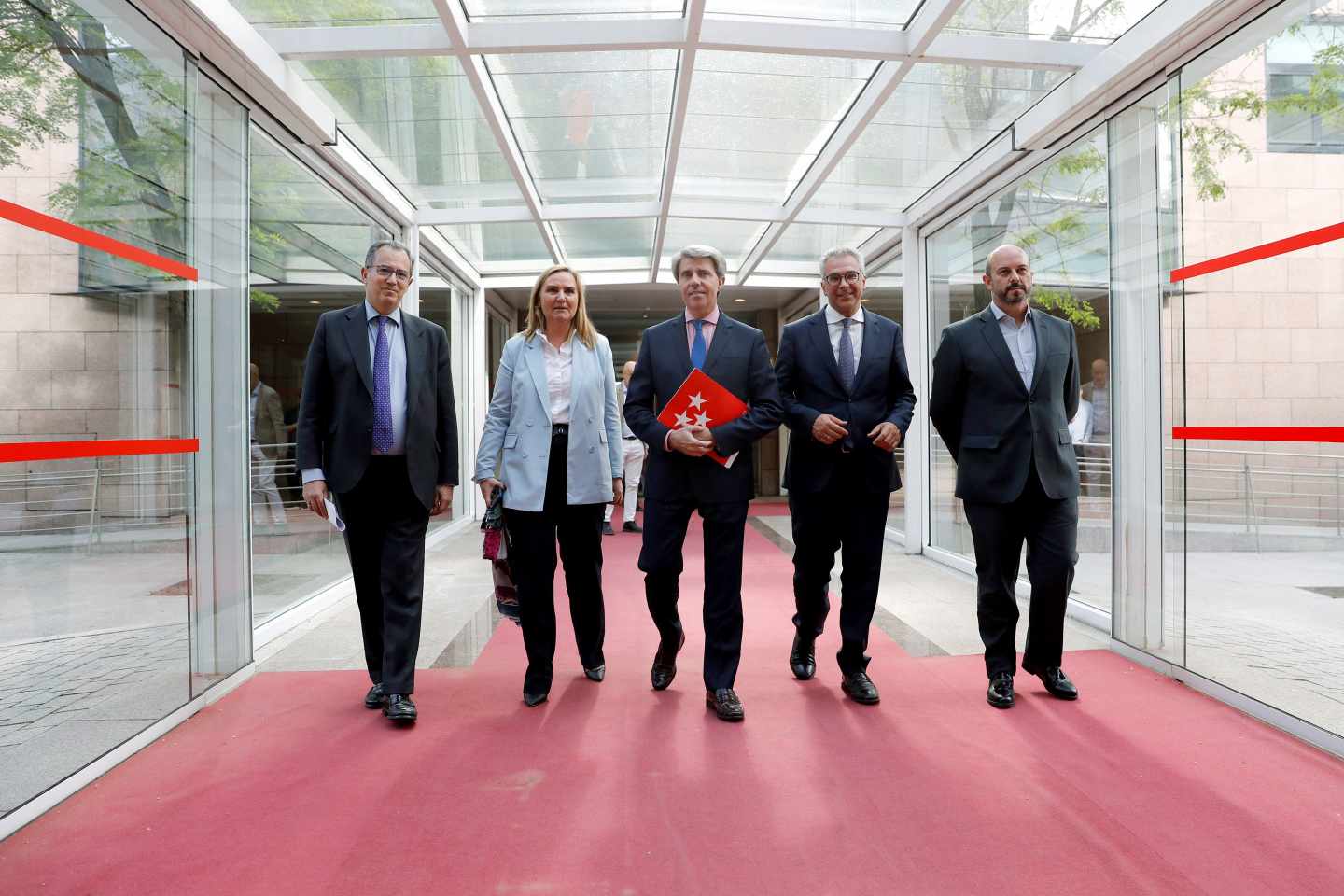 Garrido junto a Ossorio (i), la consejera Rosalia Gonzalo (2i), el consejero Carlos Izquierdo (2d) y Pedro Rollán