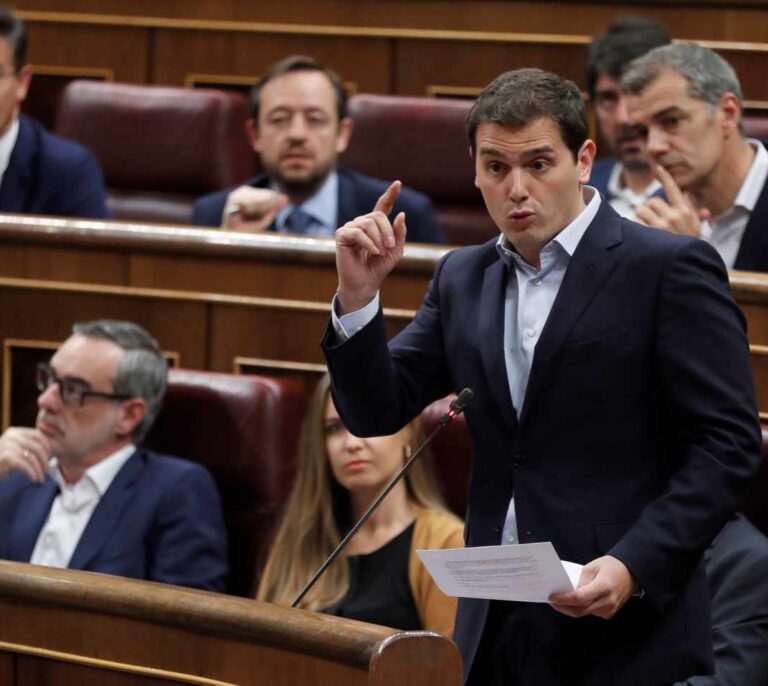 Rajoy tilda a Rivera de "aprovechategui" y le pide "la misma lealtad" que el PSOE con la crisis catalana