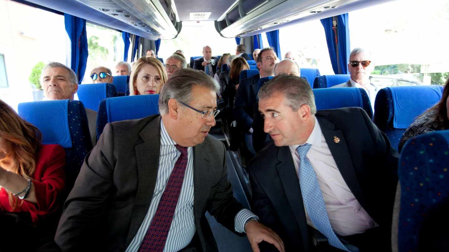 El ministro del Interior, Juan Ignacio Zoido, conversa viaja en autobús con los representantes de las asociaciones de vícitimas camino del encuentro que mantuvieron con el presidente Mariano Rajoy el jueves pasado.