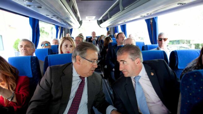 El ministro del Interior, Juan Ignacio Zoido, conversa viaja en autobús con los representantes de las asociaciones de vícitimas camino del encuentro que mantuvieron con el presidente Mariano Rajoy el jueves pasado.