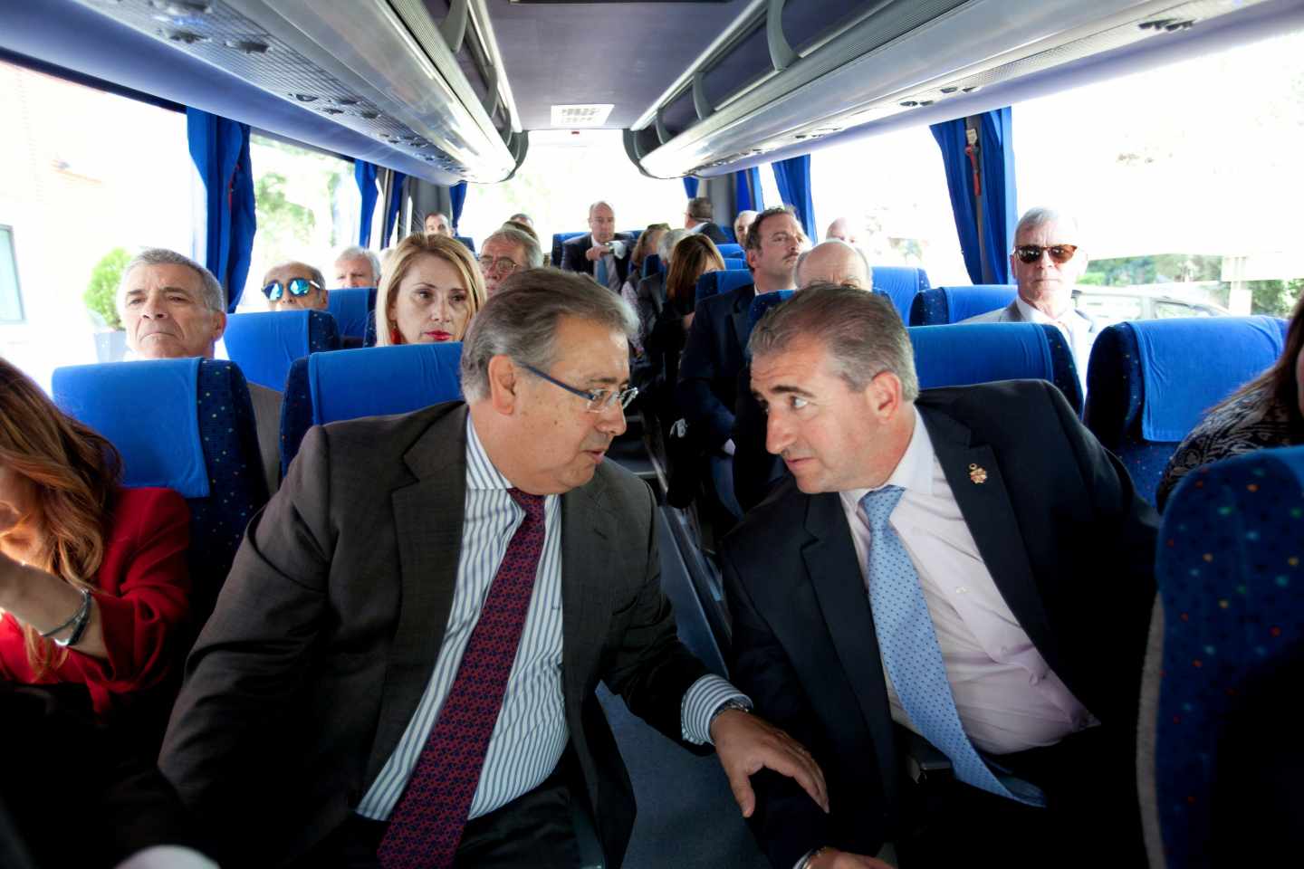 El ministro del Interior, Juan Ignacio Zoido, conversa viaja en autobús con los representantes de las asociaciones de vícitimas camino del encuentro que mantuvieron con el presidente Mariano Rajoy el jueves pasado.