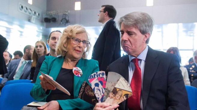 El presidente en funciones de Madrid, Ángel Garrido, junto a la alcaldesa Manuela Carmena.