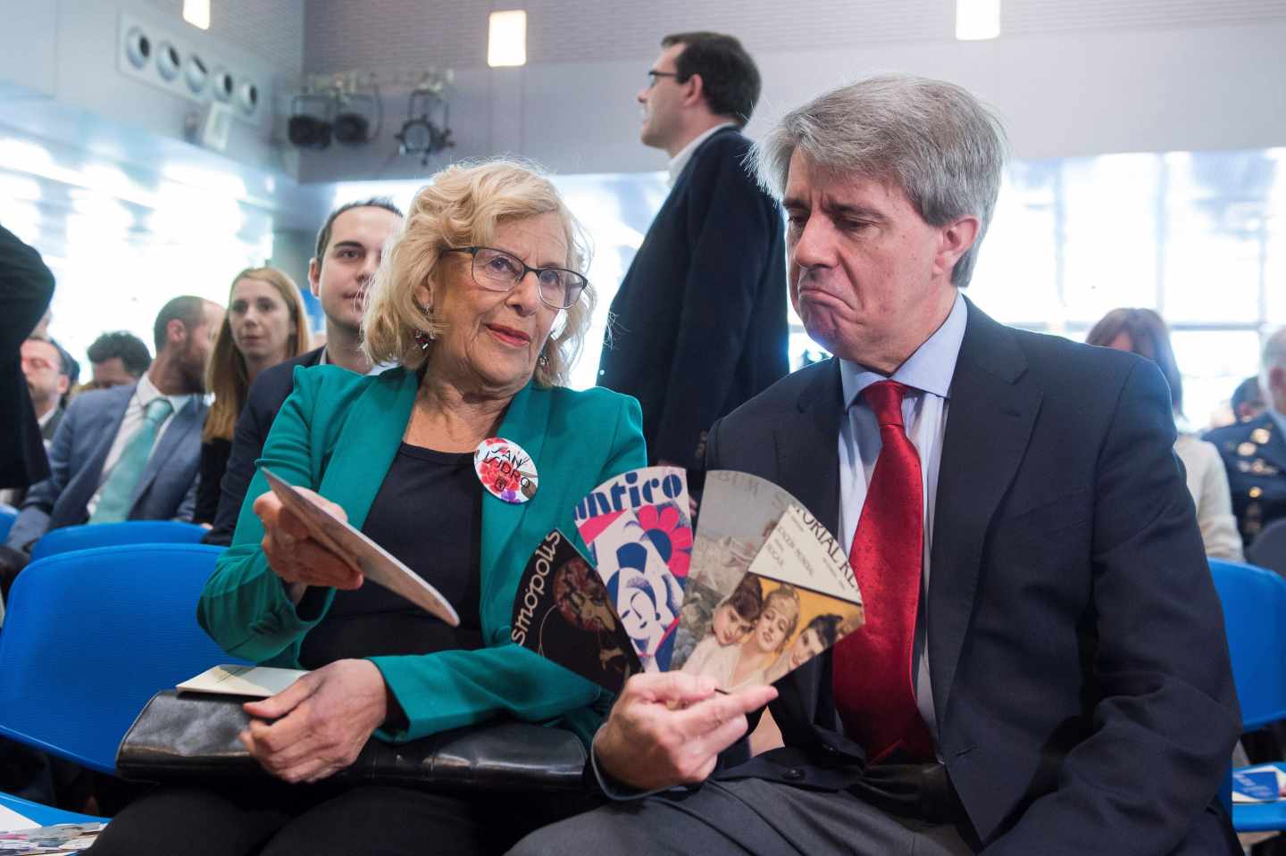 El presidente en funciones de Madrid, Ángel Garrido, junto a la alcaldesa Manuela Carmena.