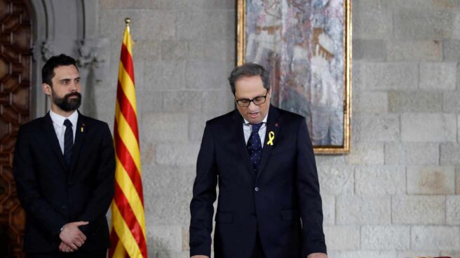 Quim Torra, acompañado por el presidente del Parlament, Roger Torrent, toma posesión de su cargo como presidente de la Generalitat. Quim Torra, acompañado por el presidente del Parlament, Roger Torrent, toma posesión de su cargo como presidente de la Generalitat.