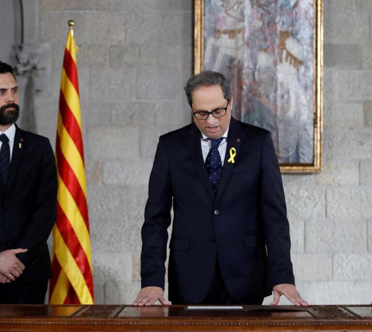 Torra, investido president en dos minutos, sin prensa y sin medalla