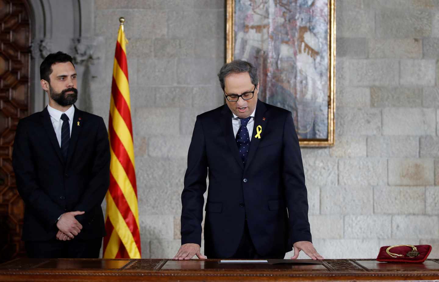 Quim Torra, acompañado por el presidente del Parlament, Roger Torrent, toma posesión de su cargo como presidente de la Generalitat.