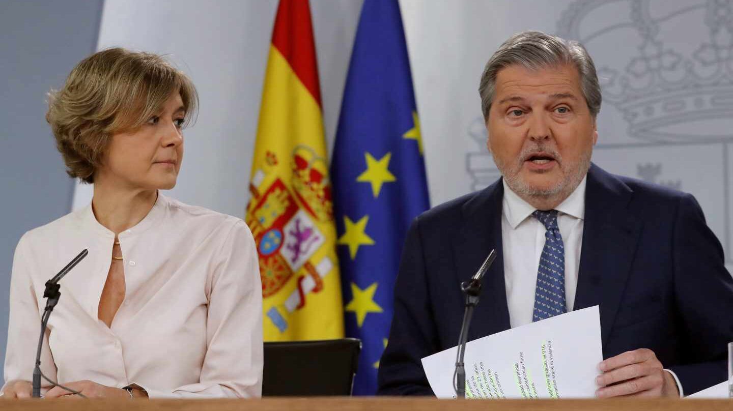 Méndez de Vigo junto a García Tejerina en la rueda de prensa posterior al Consejo de Ministrros