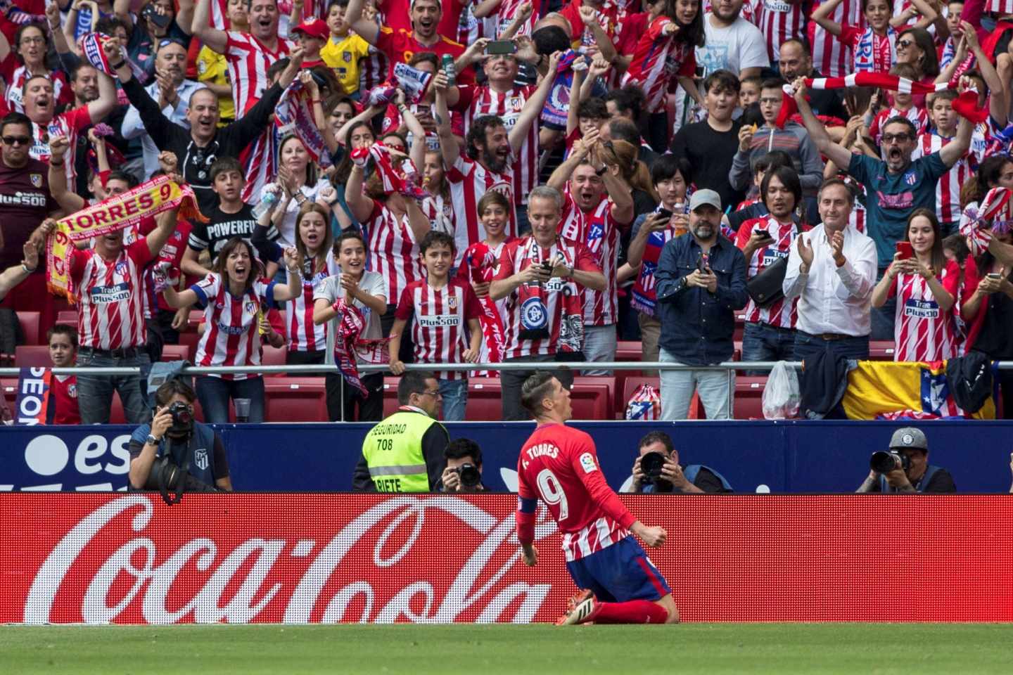Fernando Torres, celebra un gol en su último partido como jugador del Atlético de Madrid.