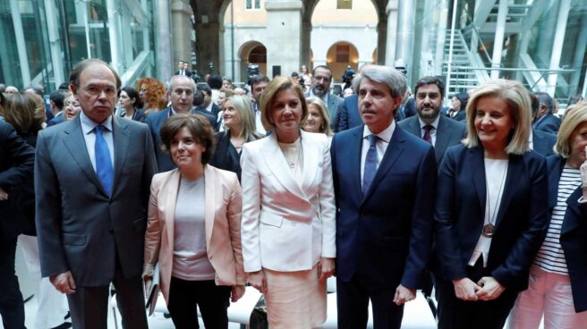 Toma de posesión de Ángel Garrido, junto a Pío García Escudero, Sáenz de Santamaría, Cospedal y Báñez. Toma de posesión de Ángel Garrido, junto a Pío García Escudero, Sáenz de Santamaría, Cospedal y Báñez.