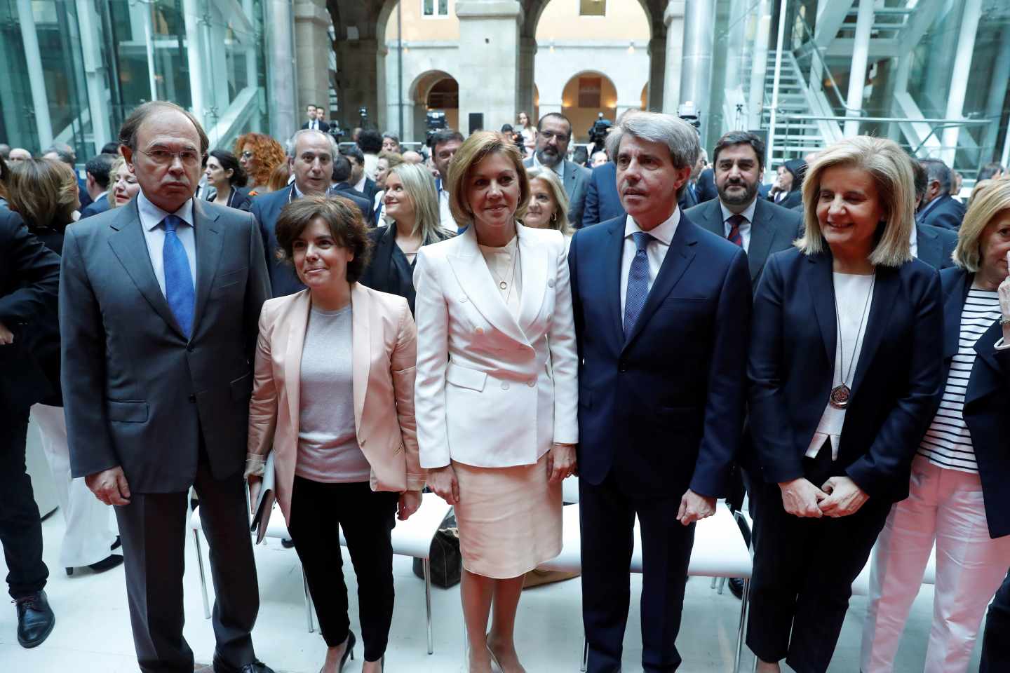 Toma de posesión de Ángel Garrido, junto a Pío García Escudero, Sáenz de Santamaría, Cospedal y Báñez.