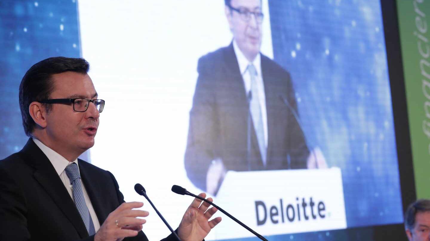 El ministro de Economía, Román Escolano, durante su intervención en la inauguración hoy del 25 Encuentro del Sector Financiero organizado por Deloitte, ABC y Sociedad de Tasación.