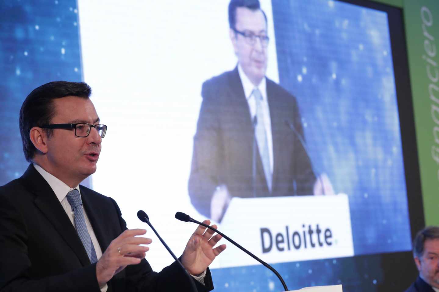 El ministro de Economía, Román Escolano, durante su intervención en la inauguración hoy del 25 Encuentro del Sector Financiero organizado por Deloitte, ABC y Sociedad de Tasación.