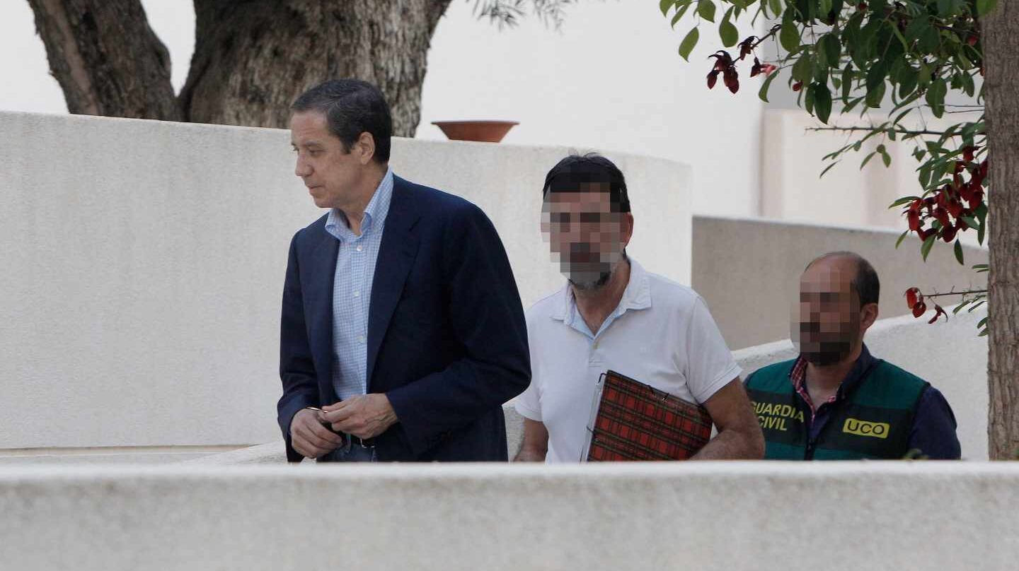 Eduardo Zaplana, junto a agentes de la UCO en uno de los registros practicados tras su detención.