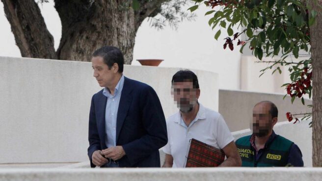 Eduardo Zaplana, junto a agentes de la UCO en uno de los registros practicados tras su detención.