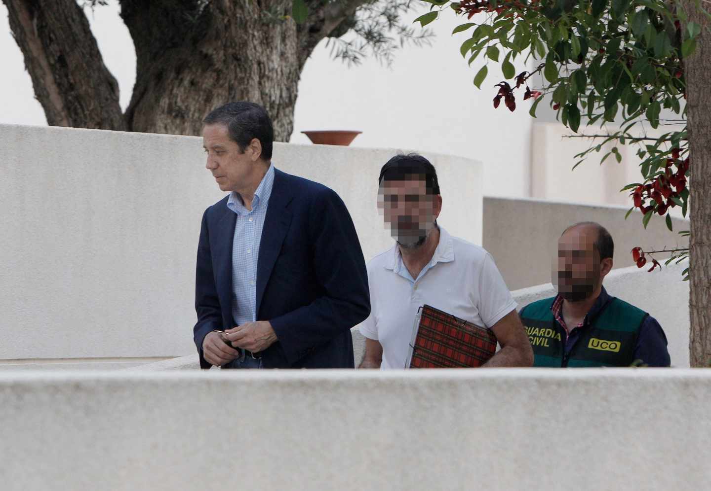 Eduardo Zaplana, junto a agentes de la UCO en uno de los registros practicados tras su detención.