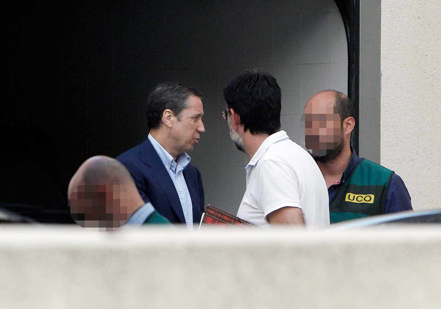 Eduardo Zaplana, este martes, durante el registro a una de sus viviendas.