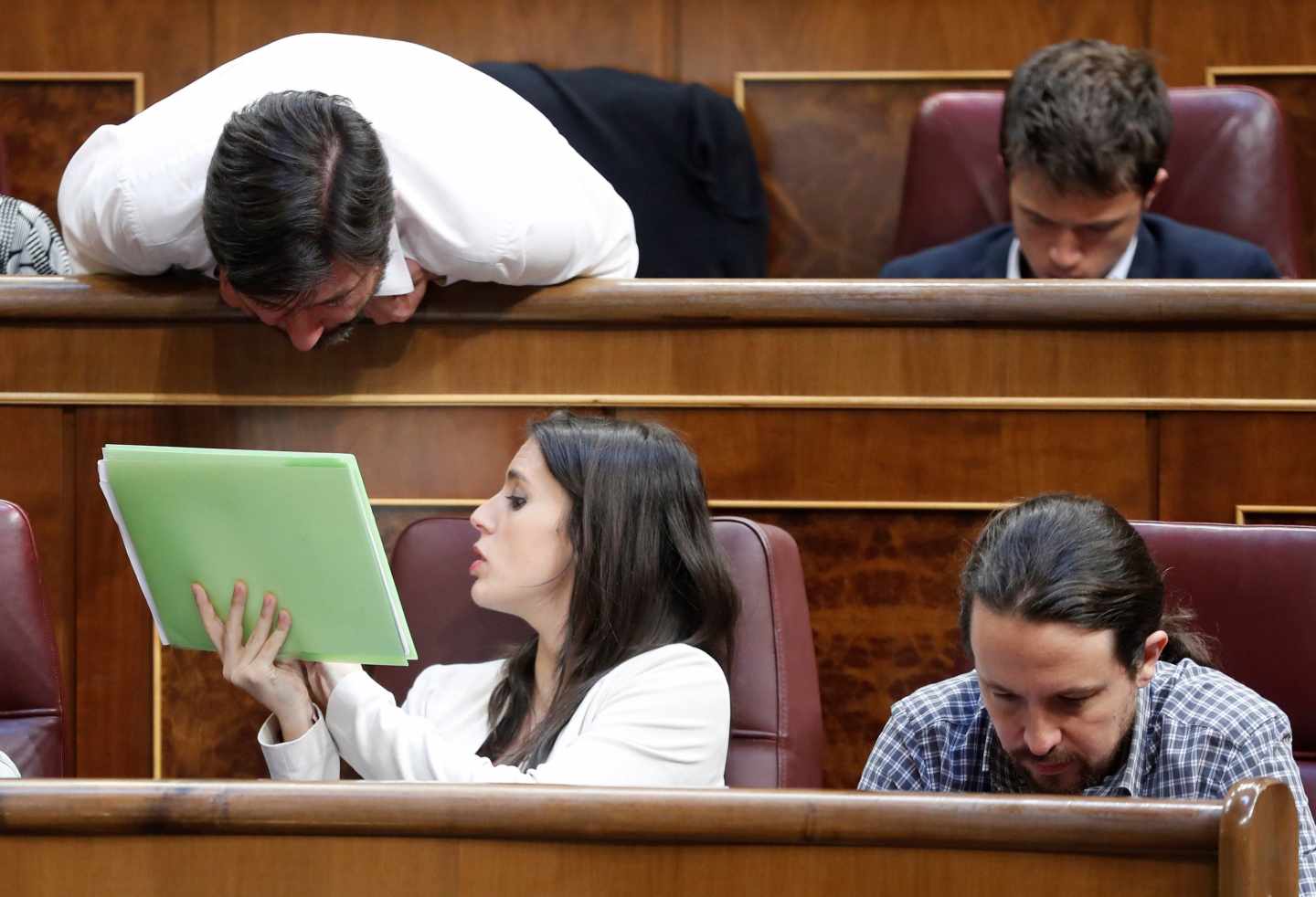 Podemos prohíbe a sus diputados salir del Pleno mientras sus líderes tengan la palabra