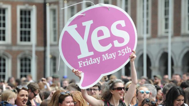 Celebraciones en las calles de Dublín (Irlanda) tras la victoria del sí a la liberalización del aborto en el referéndum de este viernes.