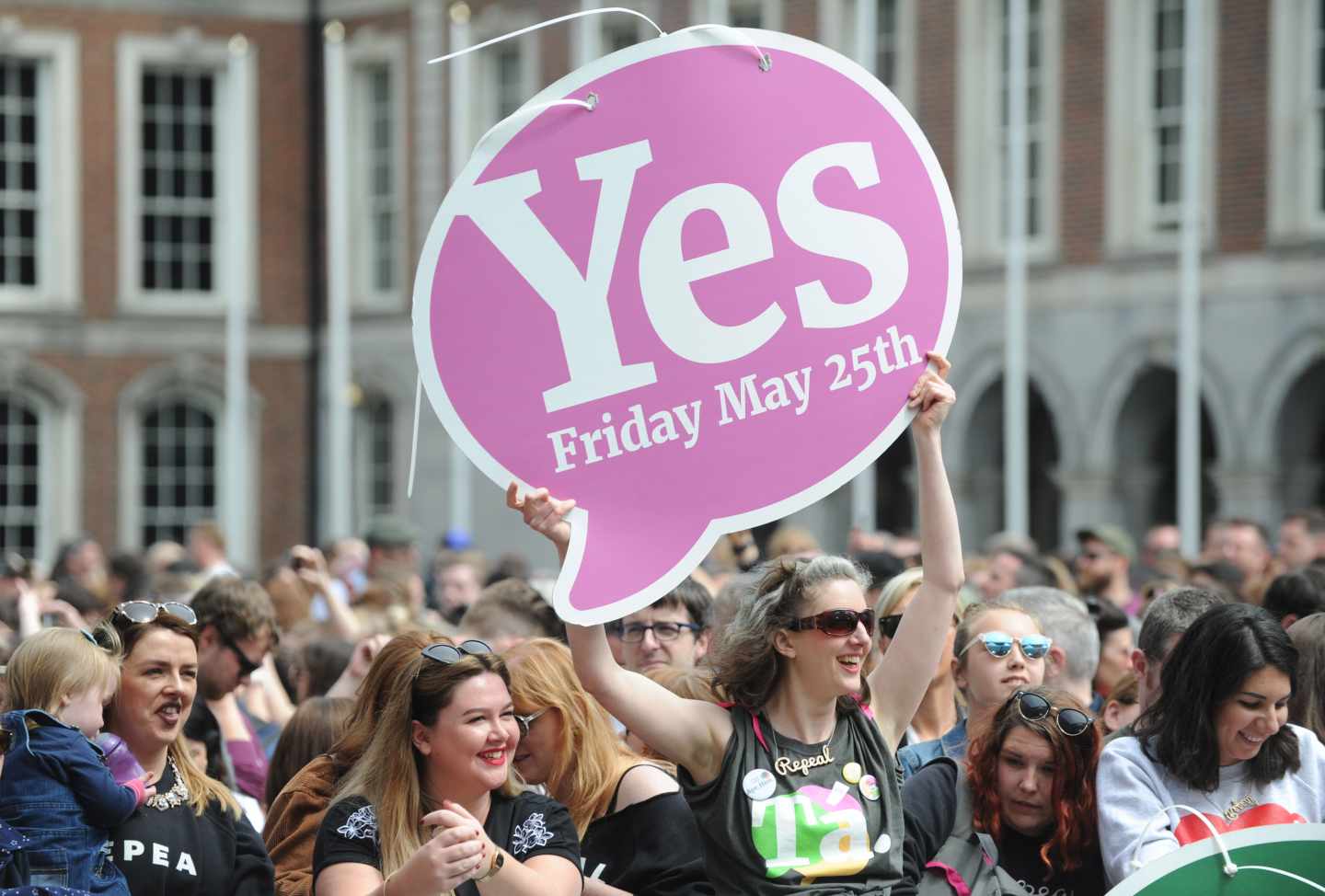 Celebraciones en las calles de Dublín (Irlanda) tras la victoria del sí a la liberalización del aborto en el referéndum de este viernes.