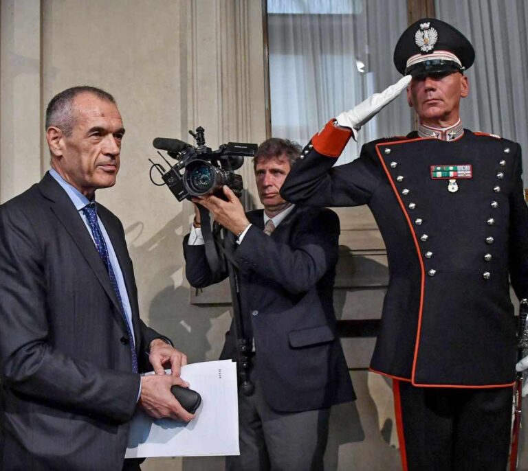 La prima de riesgo acelera su escalada y supera ya los 110 puntos por la crisis italiana