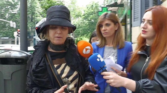 Rosalía Iglesias, esposa del ex tesorero del PP Luis Bárcenas sale de su domicilio.