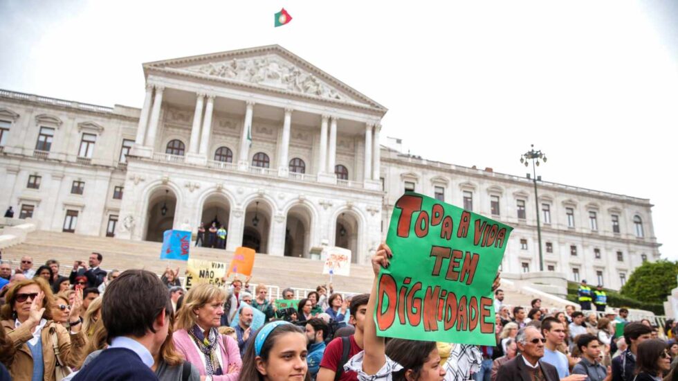 Ciudadanos se manifiestan en contra de la eutanasia ante el Parlamento en Lisboa (Portugal).