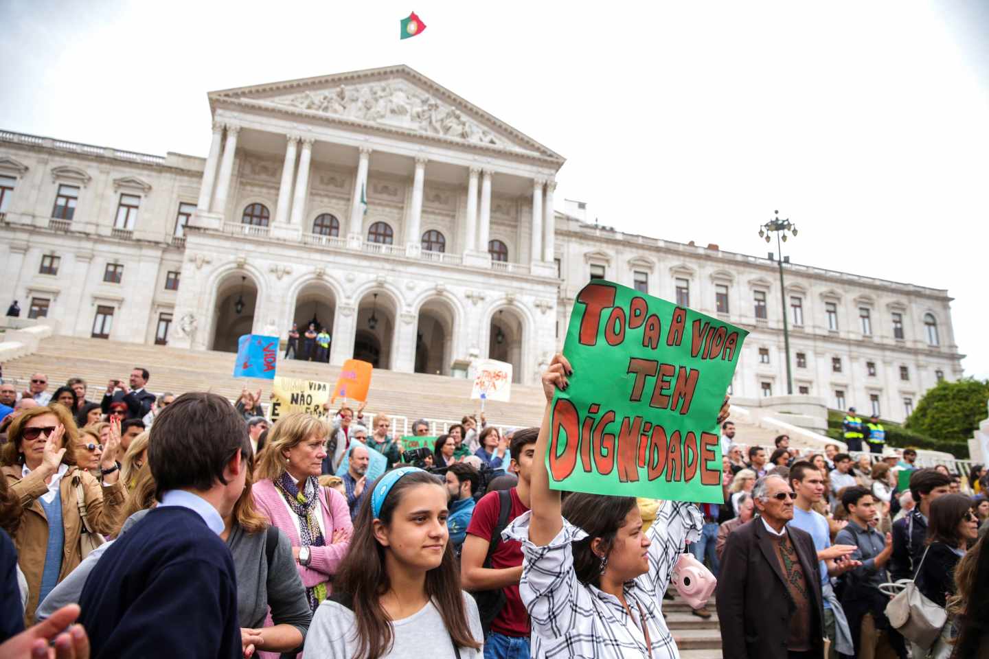 Ciudadanos se manifiestan en contra de la eutanasia ante el Parlamento en Lisboa (Portugal).