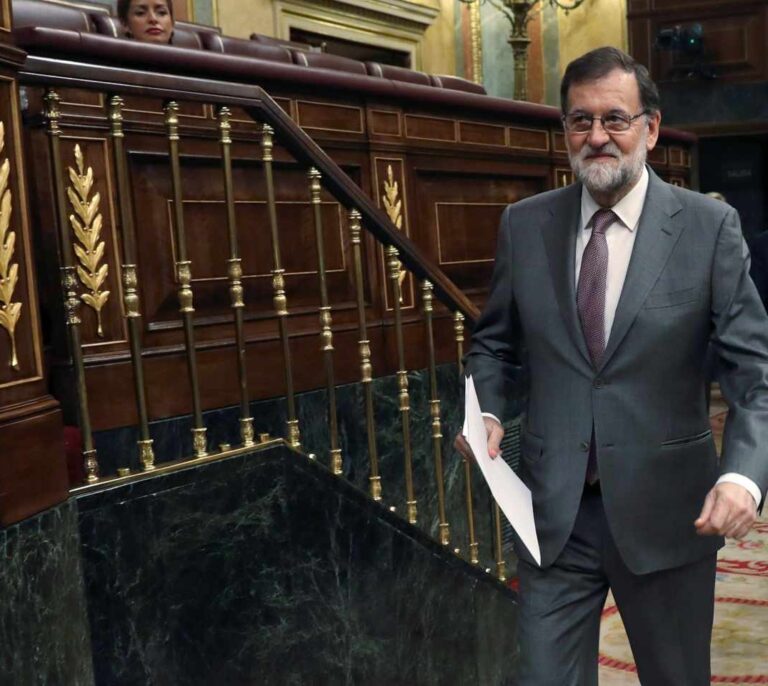 El Ibex apuesta por la dimisión de Rajoy ante un eventual triunfo de la moción de Sánchez
