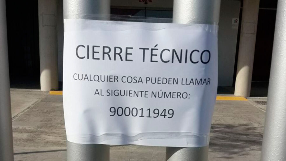 Cartel que informa del cierre de la clínica de iDental en Zaragoza.