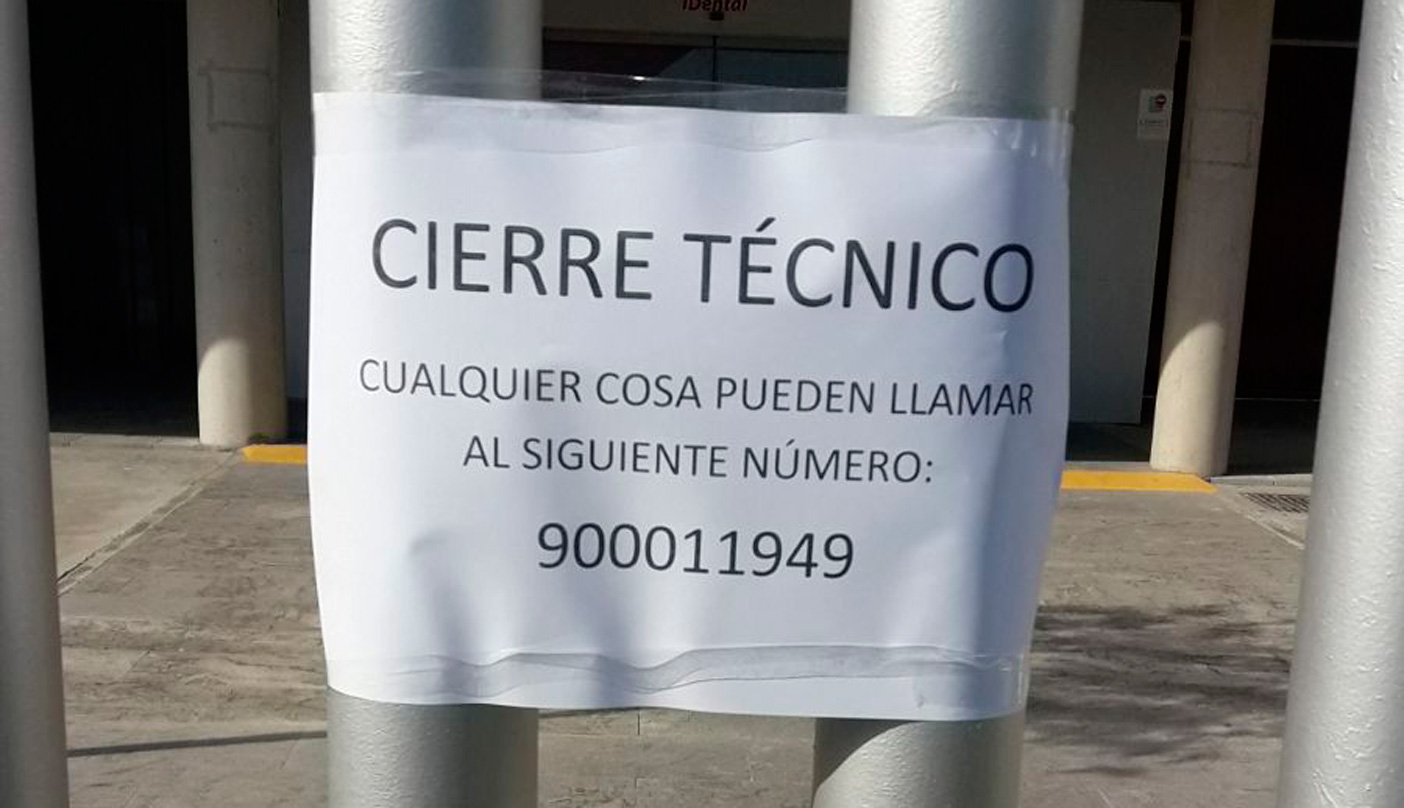Cartel que informa del cierre de la clínica de iDental en Zaragoza.