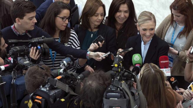 Marisa González, detrás de Cristina Cifuentes en una comparecencia. Marisa González, detrás de Cristina Cifuentes en una comparecencia.