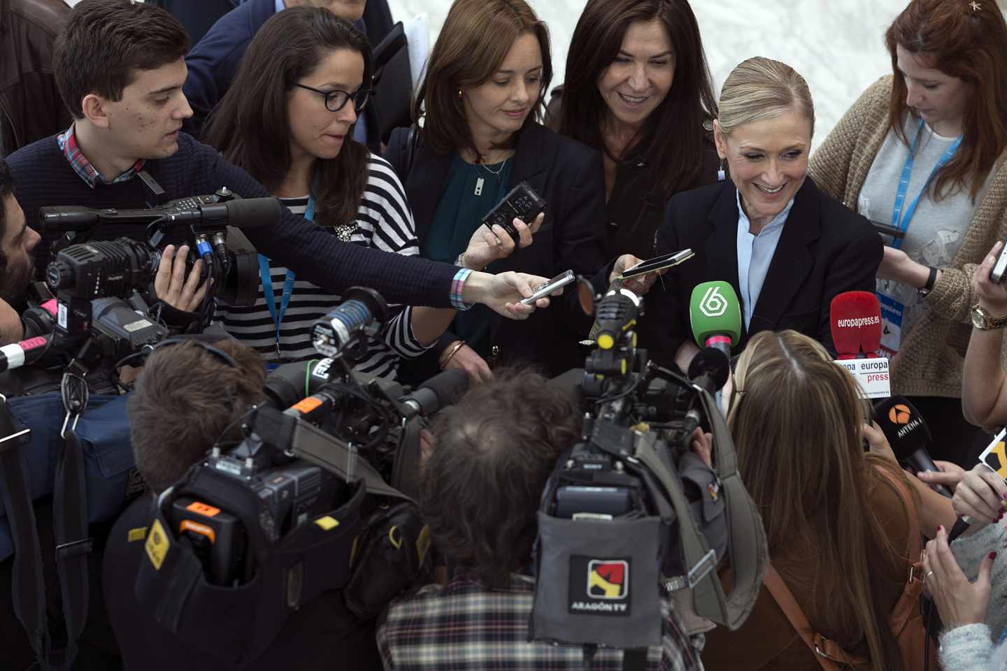 Marisa González, detrás de Cristina Cifuentes en una comparecencia.