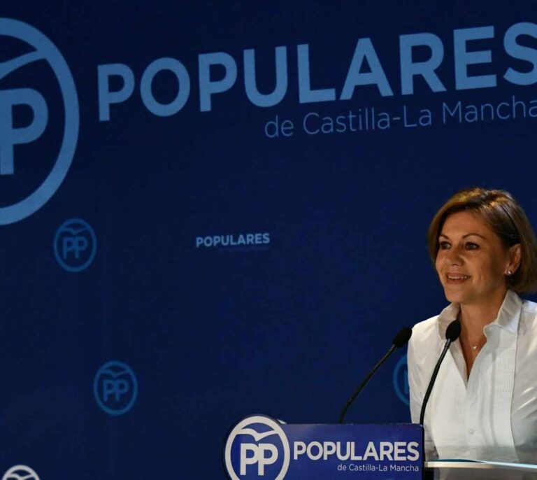 Cospedal, "harta de lecciones de feminismo", acusa a Podemos de "machismo asqueroso"